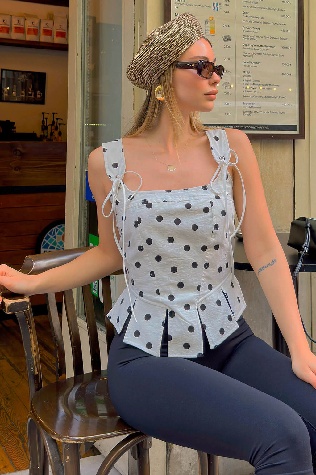 Beyaz Gesi Puantiye Desen Bel Dilimli Kalın Askı Sırt Fermuar Kadın Crop Bluz