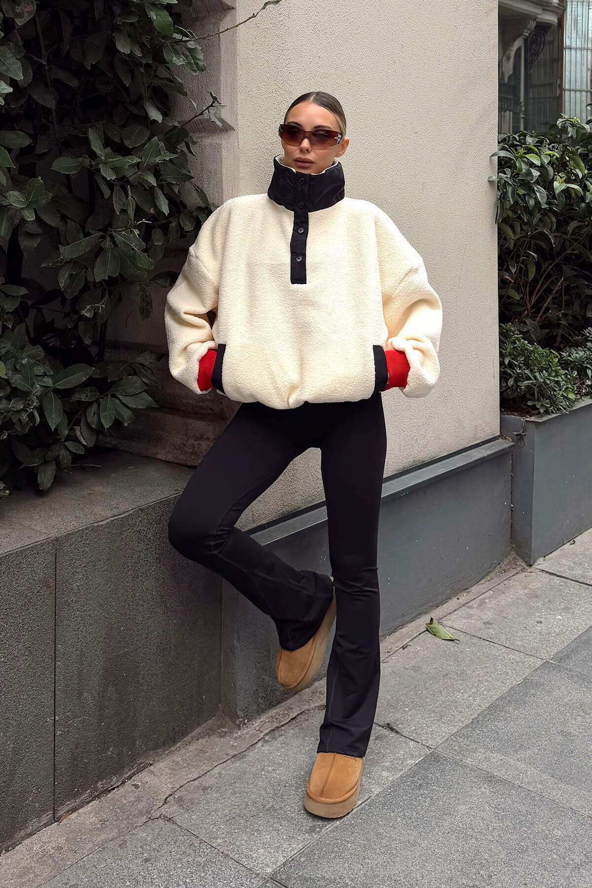 Bej Tedy Nakış Garnili Yarım Düğme Kadın Peluş Sweatshirt