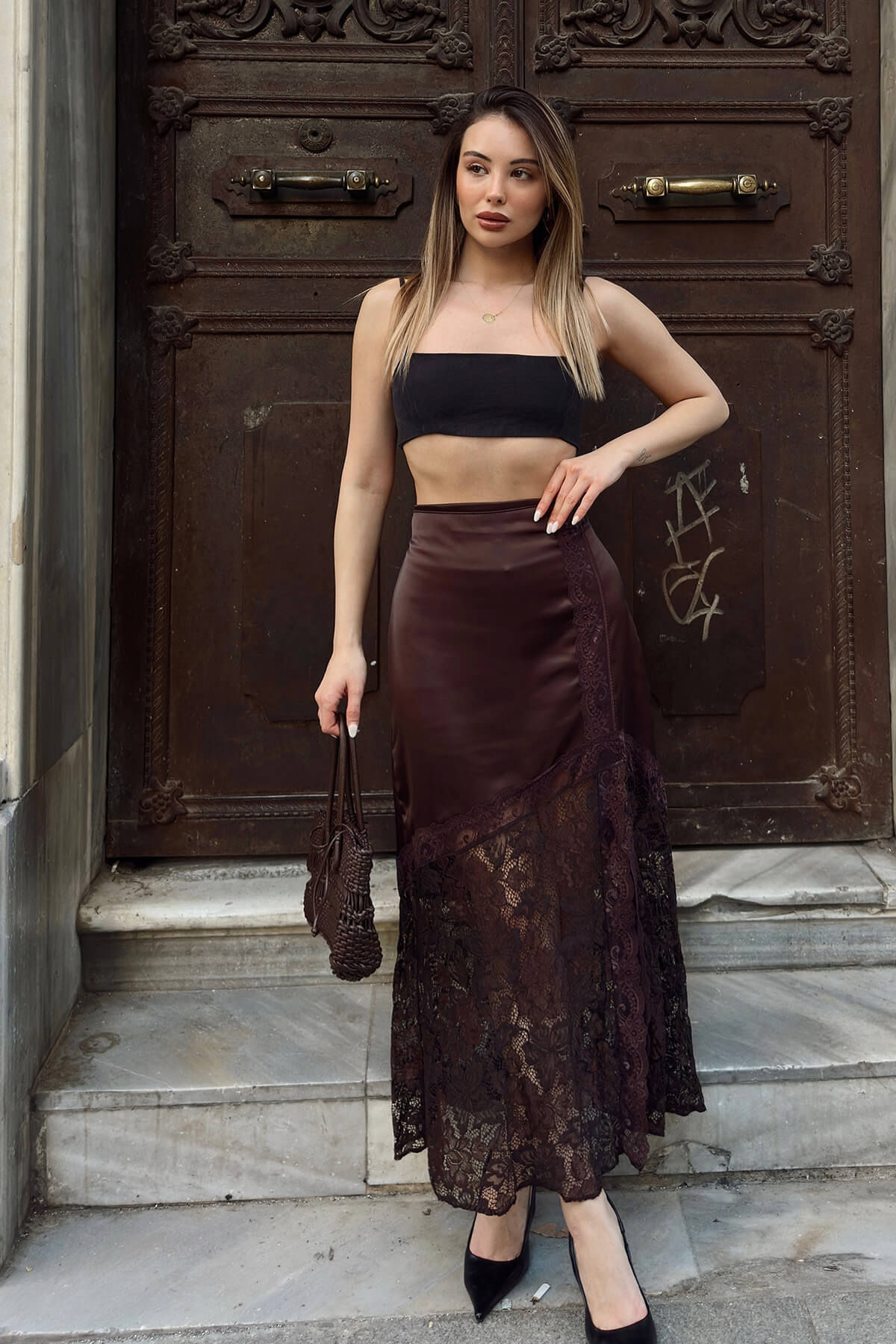 Kahverengi Brag Dantel Garnili Yırtmaçlı Kadın Saten Midi Etek
