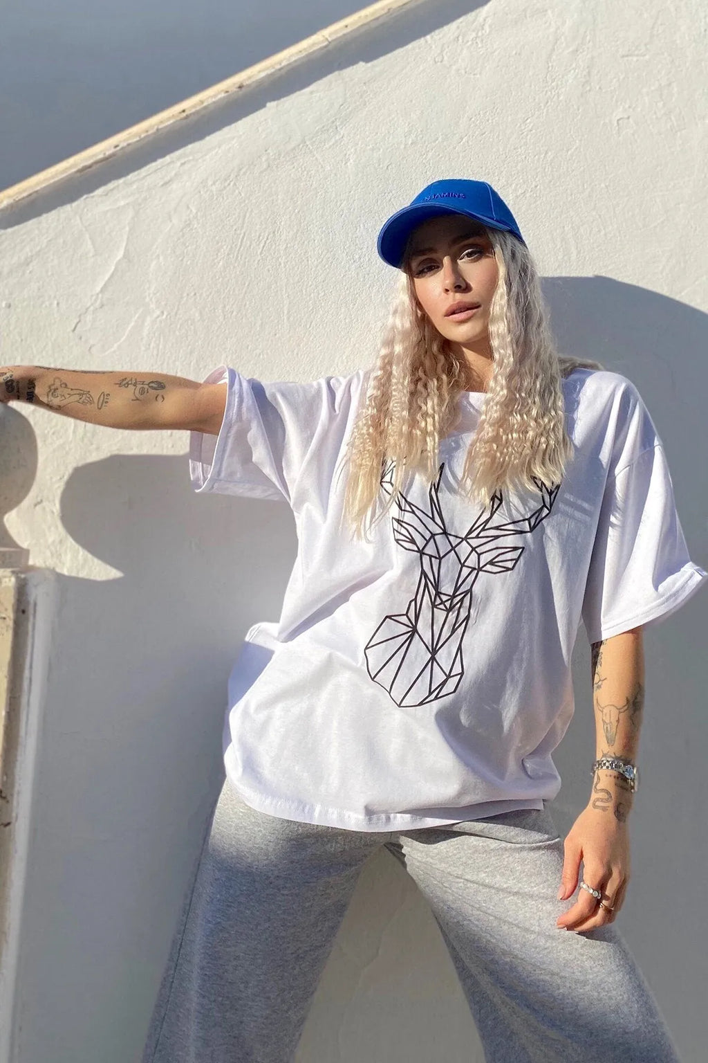 Beyaz Geyik Kabartma Baskılı Bisiklet Yaka Tshirt