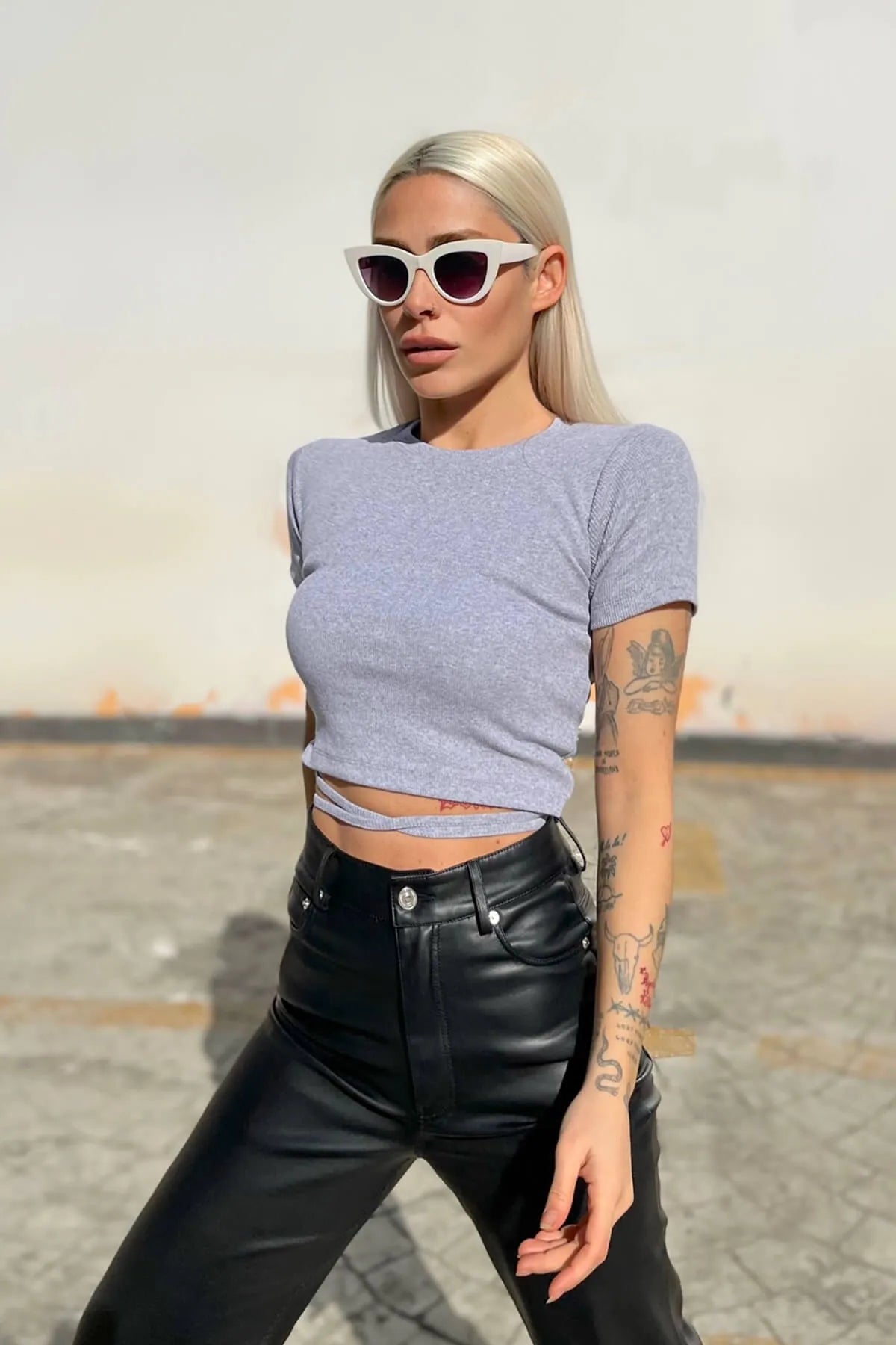 Gri Kısa Kol Biye Bağlamalı Crop Bluz