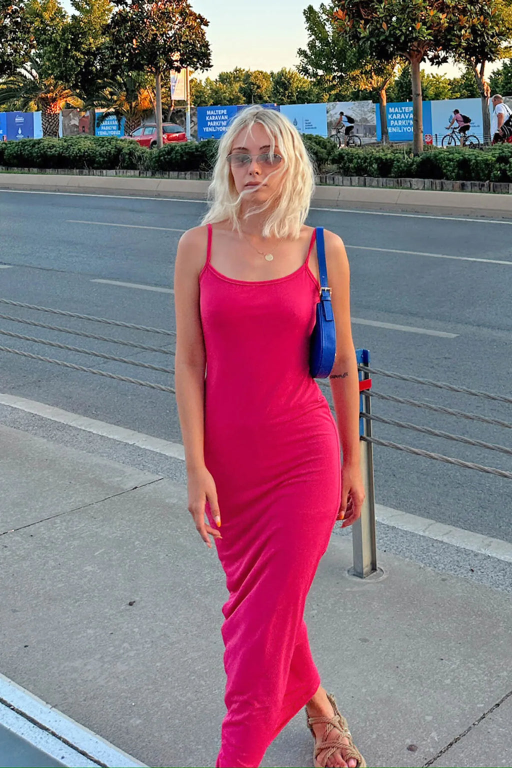 Pembe Valeria İp Askılı Sırt Dekolteli Kadın Midi Elbise
