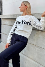 Beyaz Önü Ve Kolları Baskılı Kadın Crop Sweatshirt