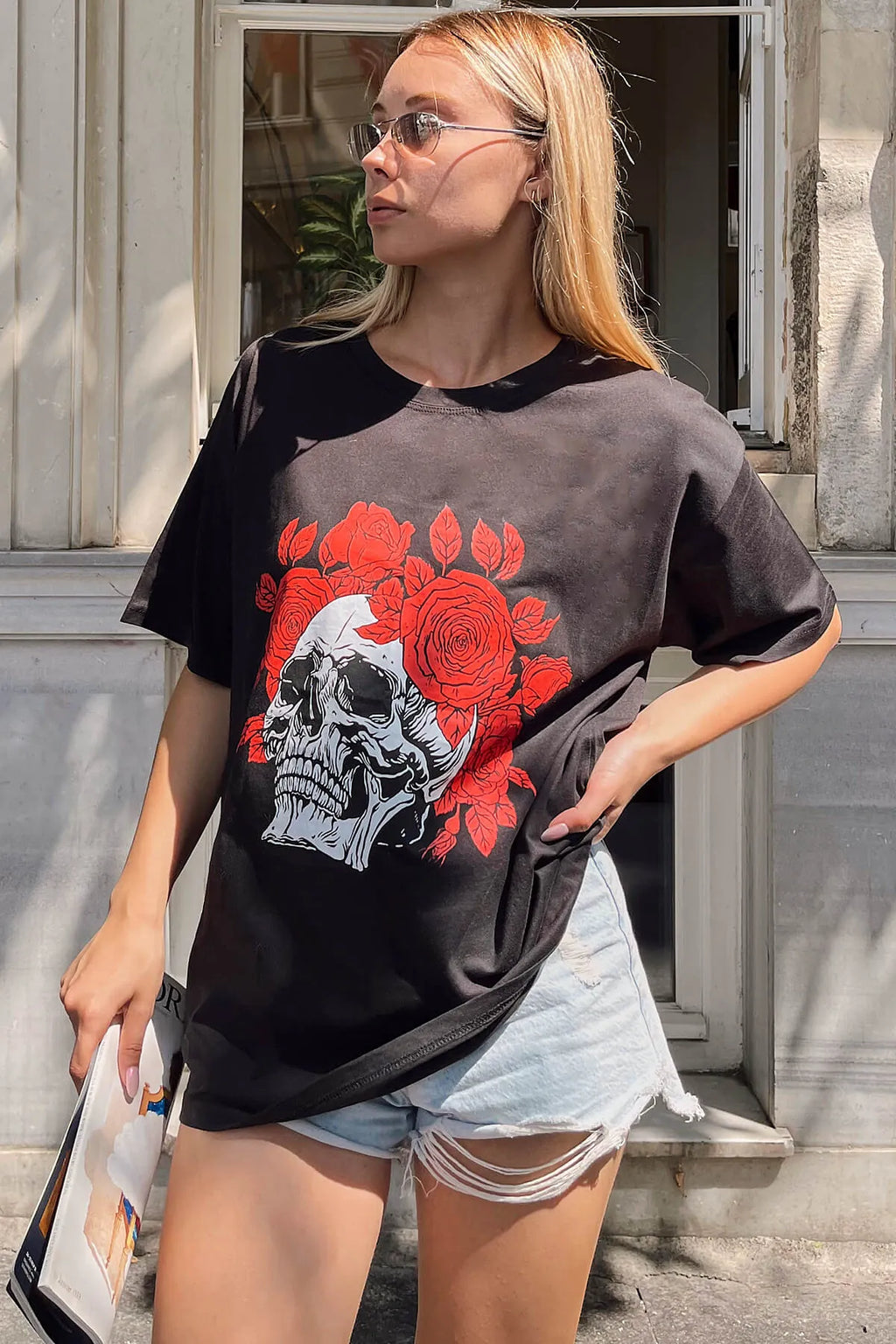 Siyah Kuru Kafa Gül Baskılı Oversize Kadın Tshirt