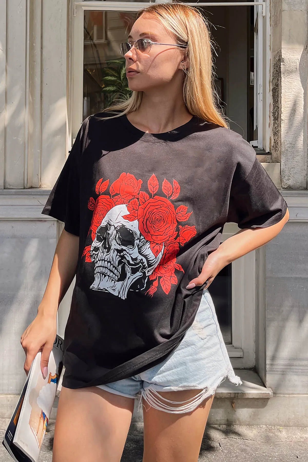 Siyah Kuru Kafa Gül Baskılı Oversize Kadın Tshirt