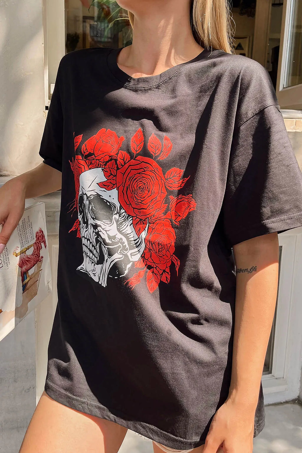 Siyah Kuru Kafa Gül Baskılı Oversize Kadın Tshirt