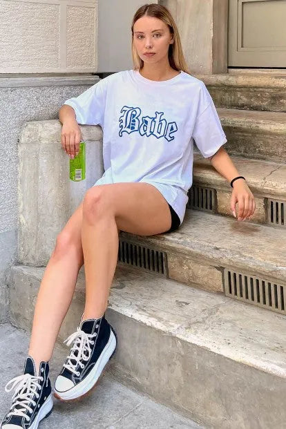 Beyaz Babe Baskılı Oversize Kadın Tshirt