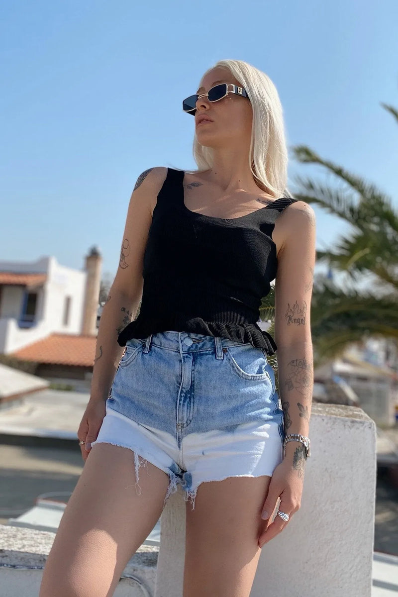 Siyah Eteği Volanlı Crop Triko Bluz