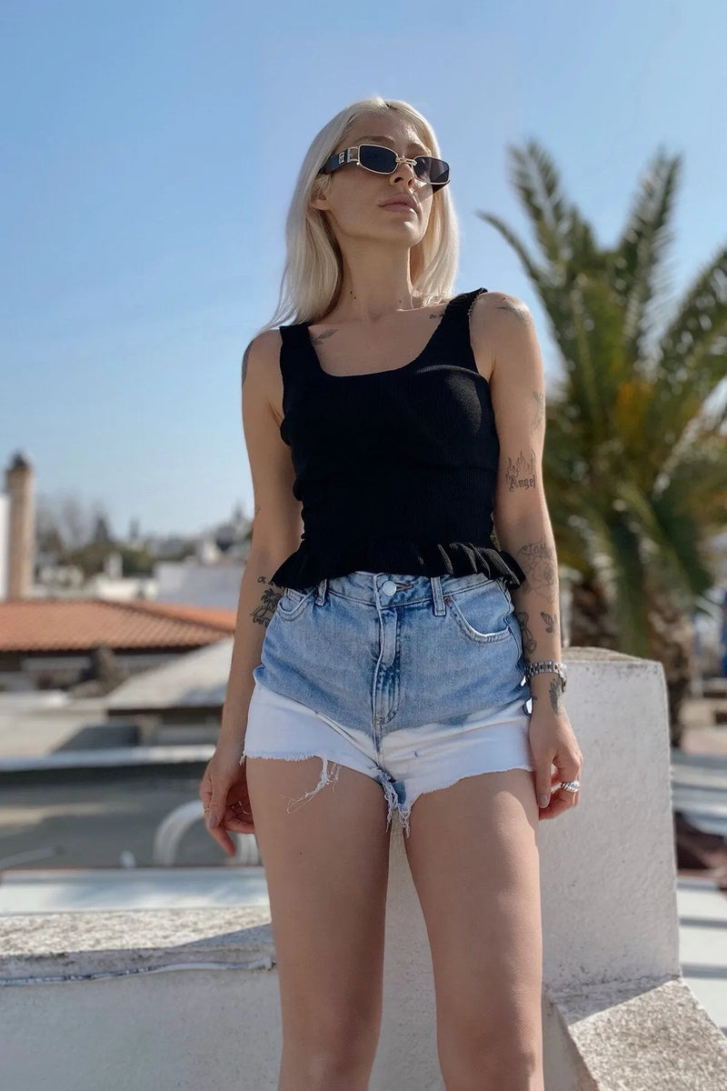 Siyah Eteği Volanlı Crop Triko Bluz