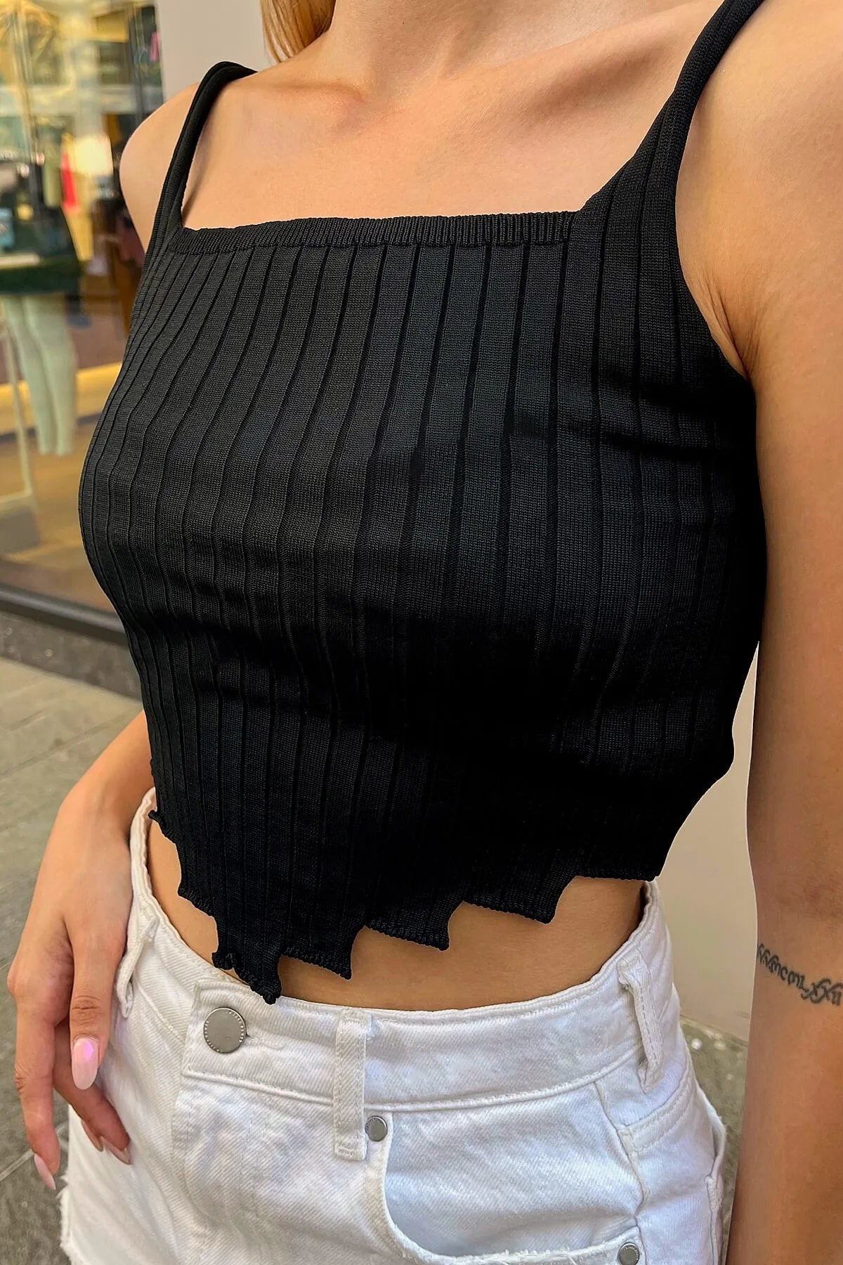 Siyah Askılı Merdiven Kesim Kadın Triko Crop