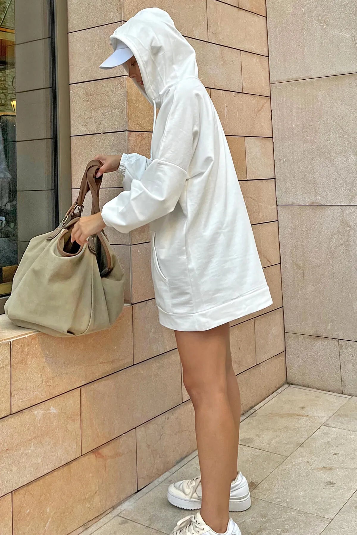 Beyaz Kapüşonlu Kanguru Cep Oversize Kadın Sweatshirt