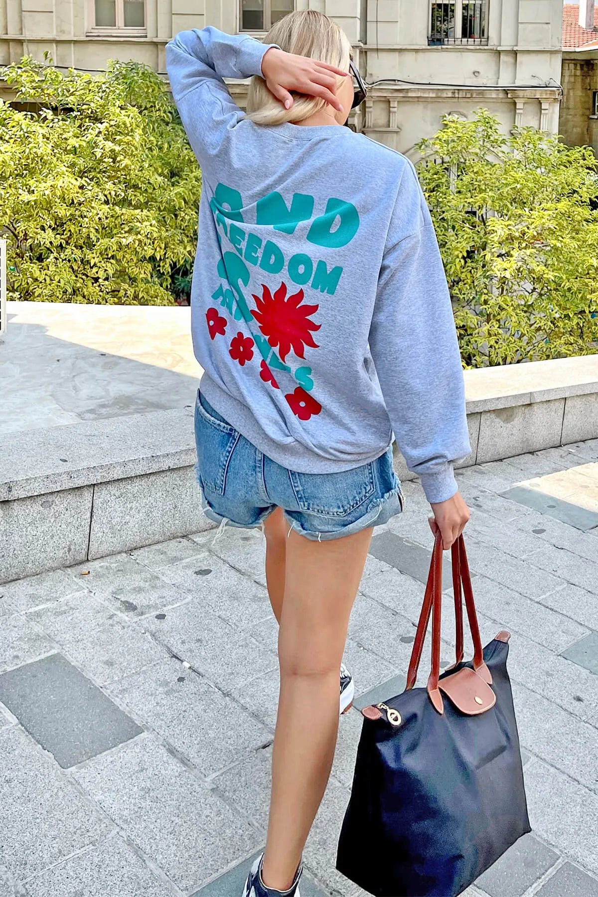 Gri Freedom Baskılı Bisiklet Yaka Kadın Sweatshirt