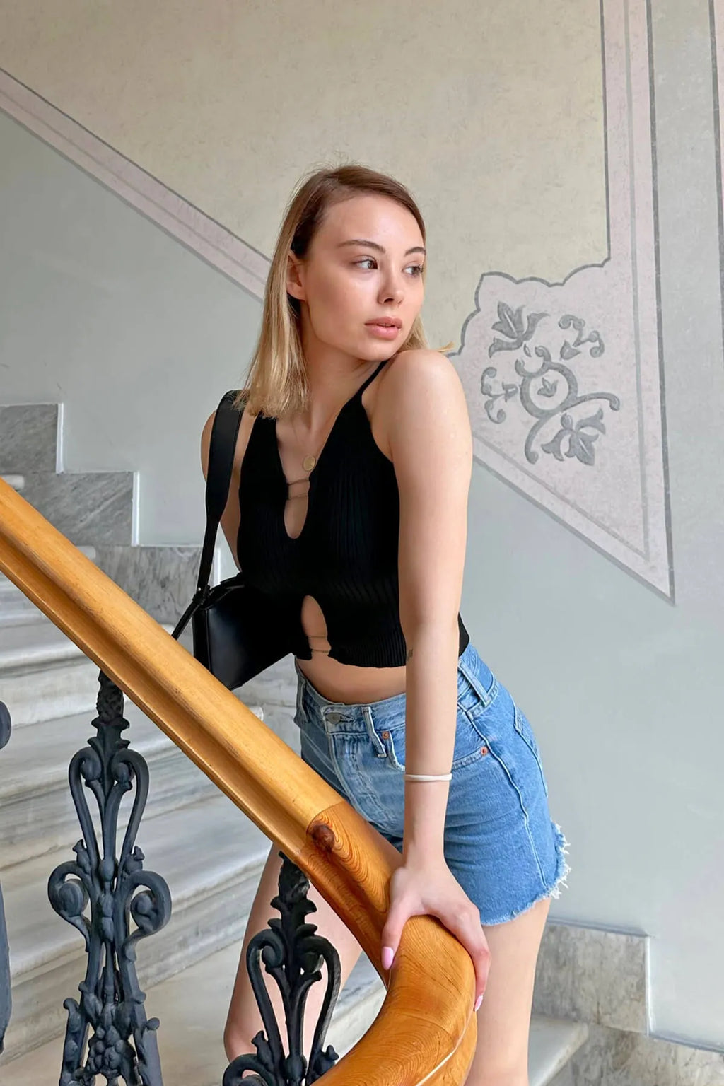 Siyah Metal Aksesuarlı Kadın Triko Crop Top