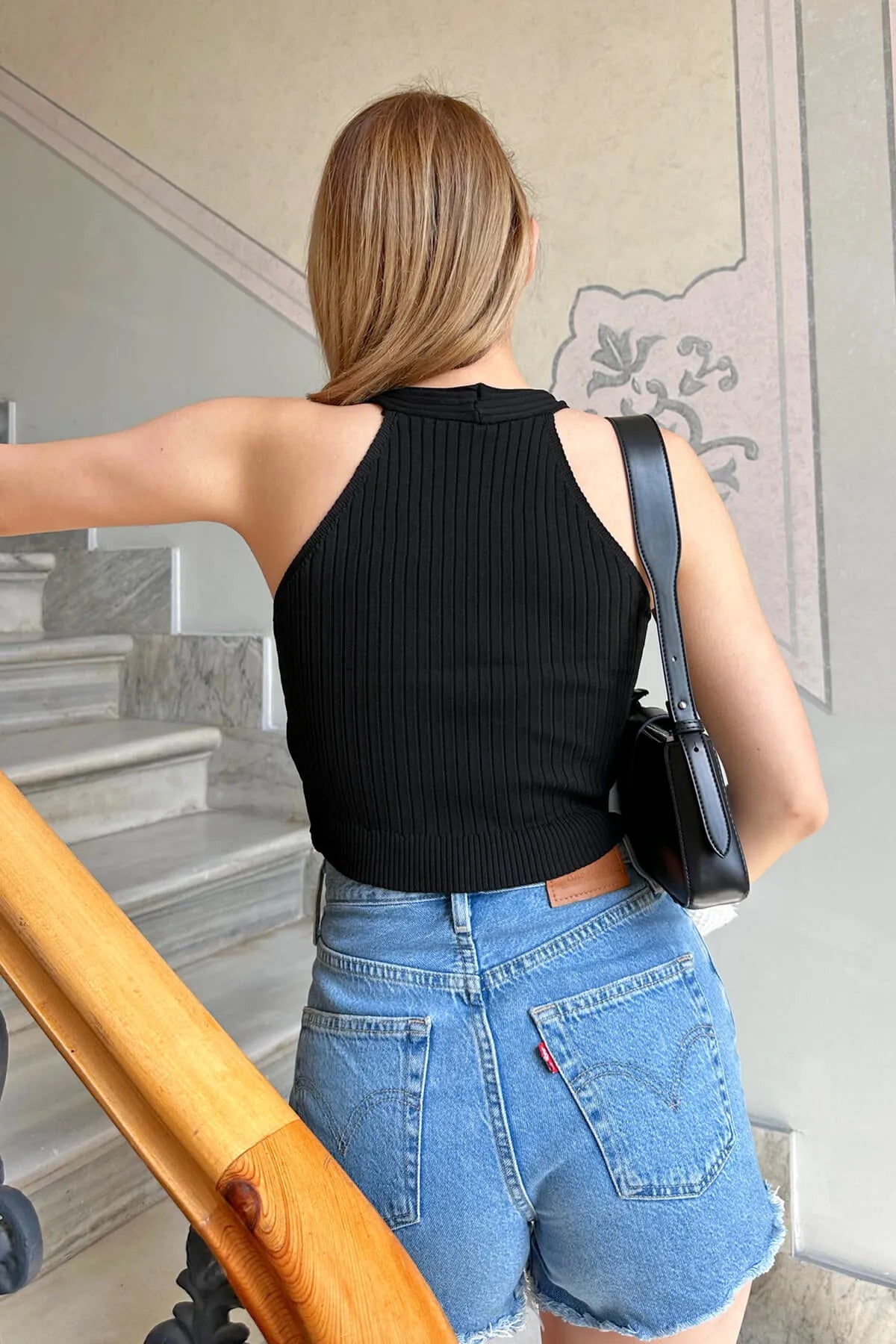 Siyah Metal Aksesuarlı Kadın Triko Crop Top