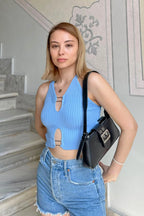 Mavi Metal Aksesuarlı Kadın Triko Crop Top