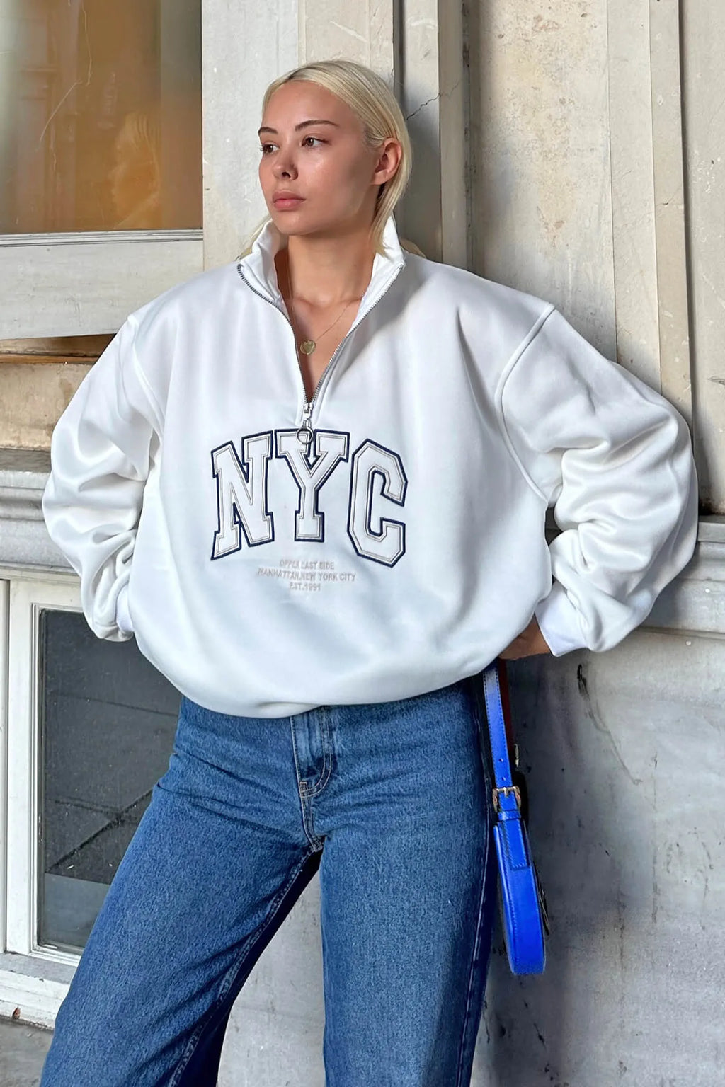 Beyaz Dik Yaka Fermuarlı NYC Nakışlı İçi Polarlı Kadın Sweatshirt