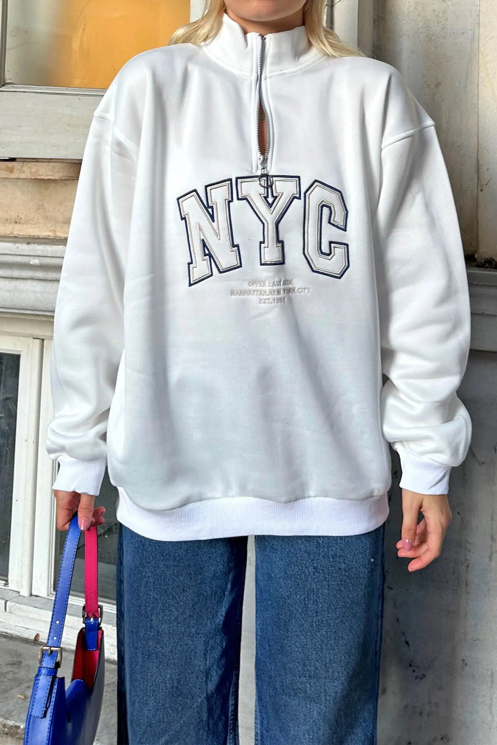 Beyaz Dik Yaka Fermuarlı NYC Nakışlı İçi Polarlı Kadın Sweatshirt