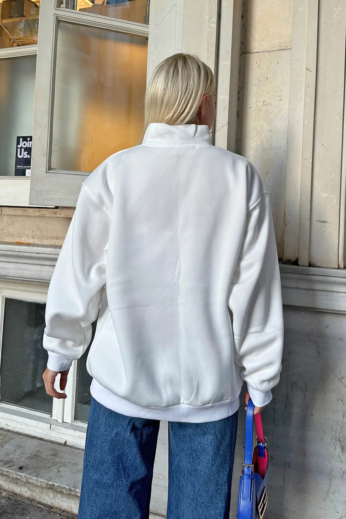 Beyaz Dik Yaka Fermuarlı NYC Nakışlı İçi Polarlı Kadın Sweatshirt