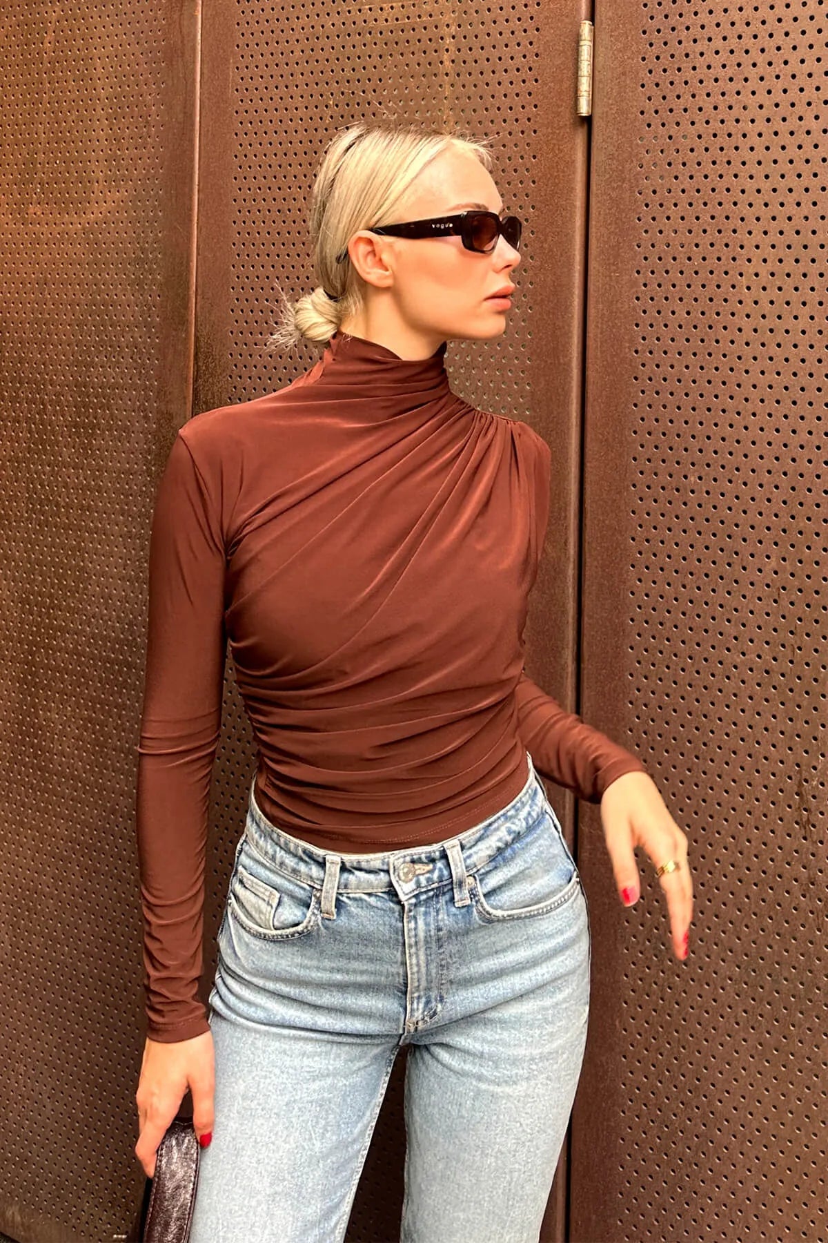 Kahverengi Yarım Balıkçı Omuz ve Bel Drapeli Kadın Bluz Crop