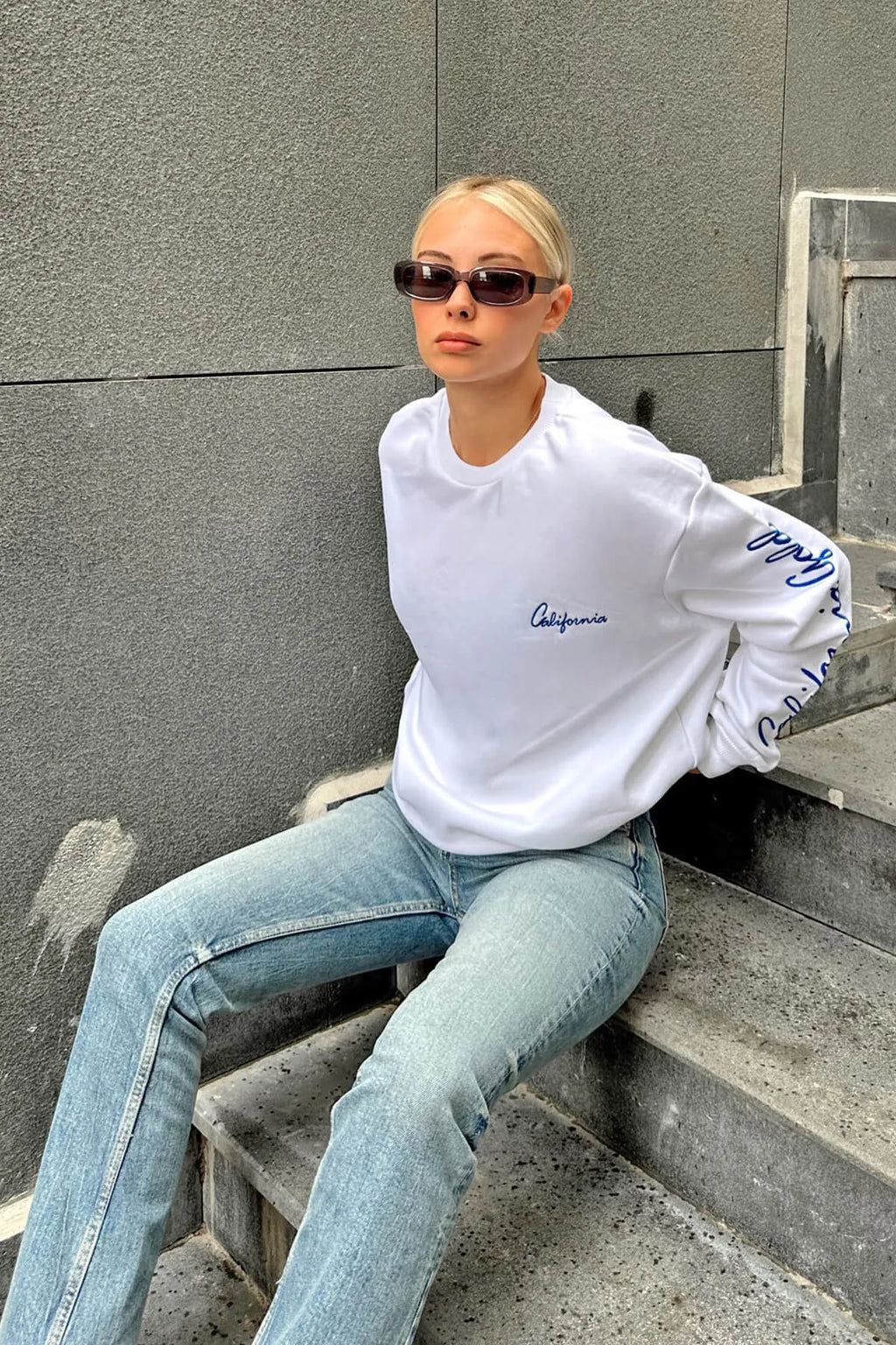 Beyaz Clfrnia Nakışlı Bisiklet Yaka İçi Polarlı Kadın Sweatshirt