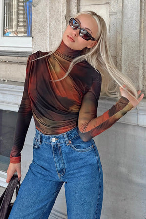 Turuncu Batik Desen Yarım Balıkçı Omuz ve Bel Drapeli Kadın Bluz Crop