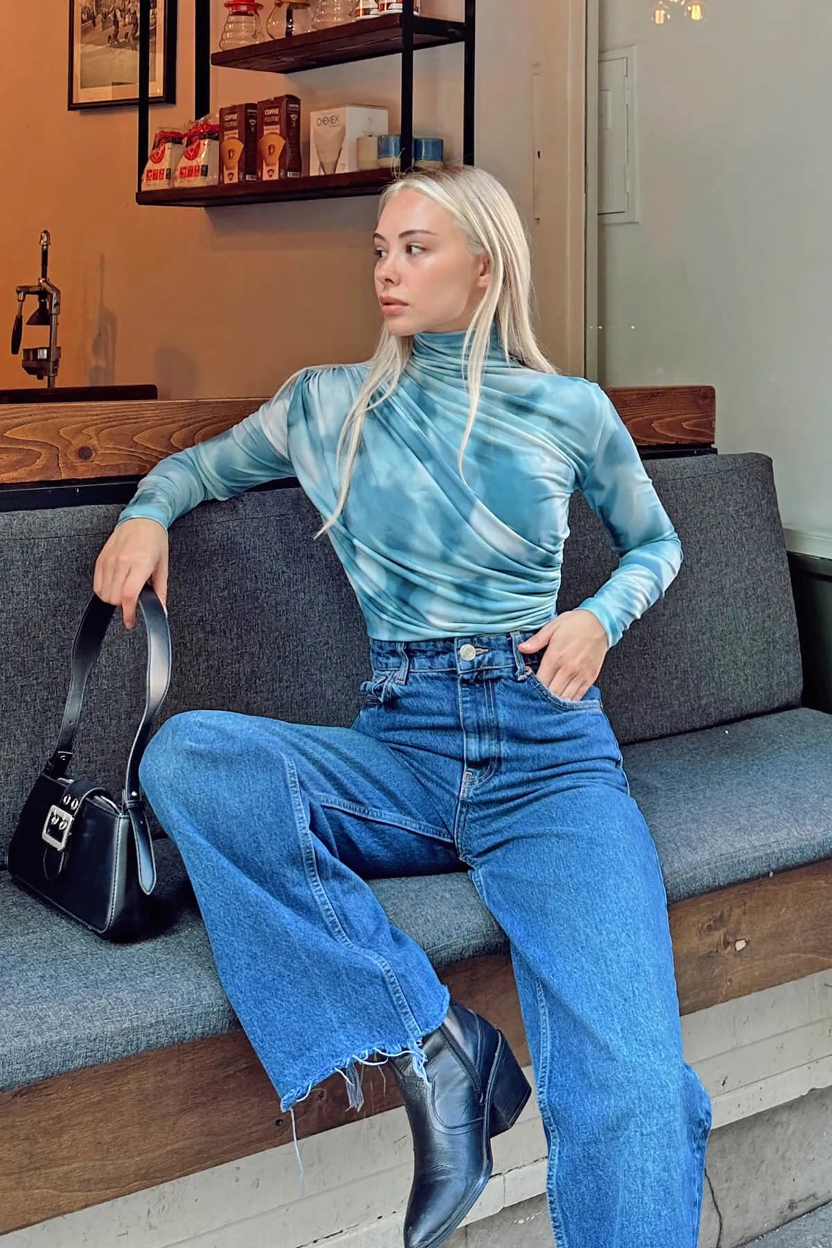 Mavi Batik Desen Yarım Balıkçı Omuz ve Bel Drapeli Kadın Bluz Crop