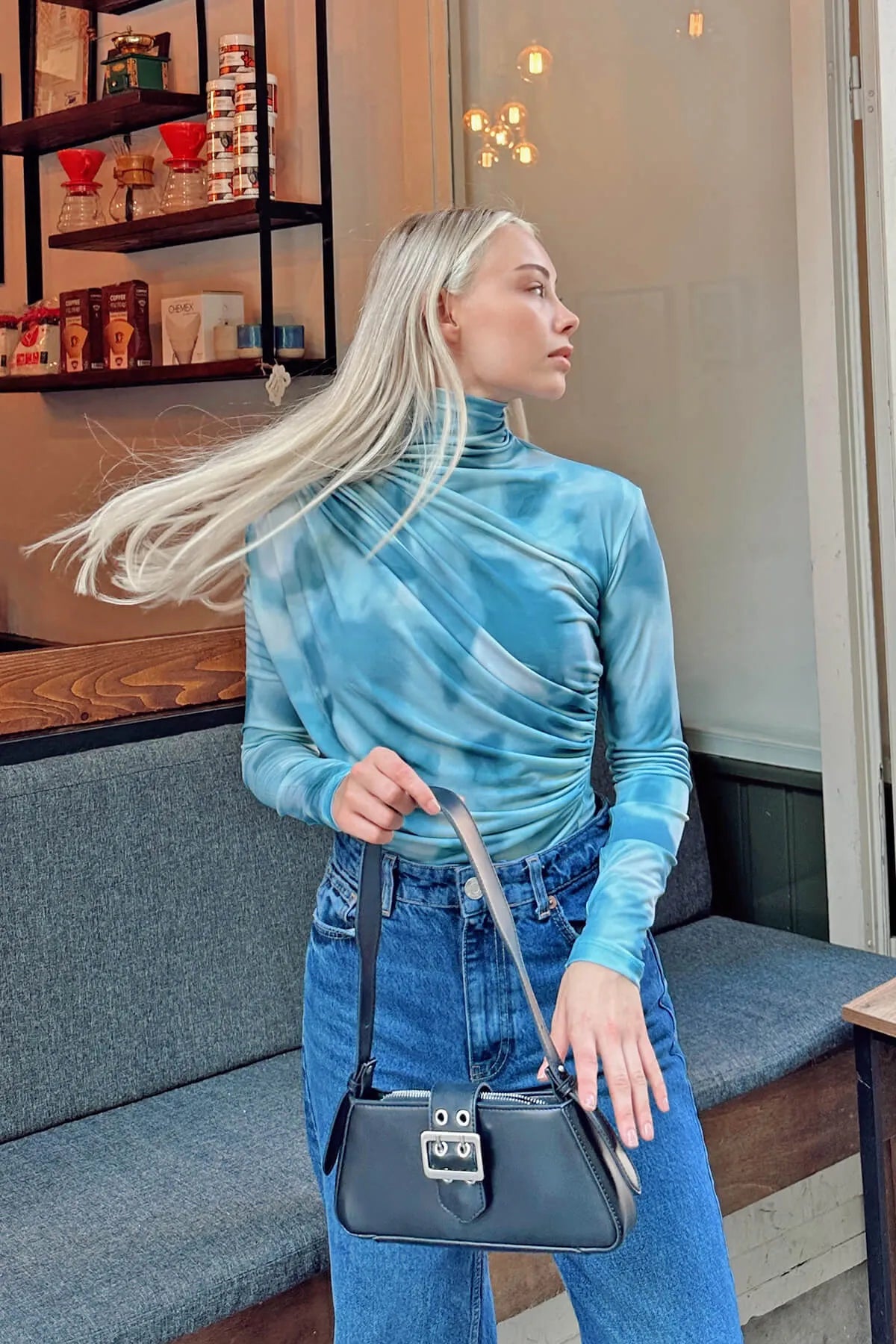 Mavi Batik Desen Yarım Balıkçı Omuz ve Bel Drapeli Kadın Bluz Crop