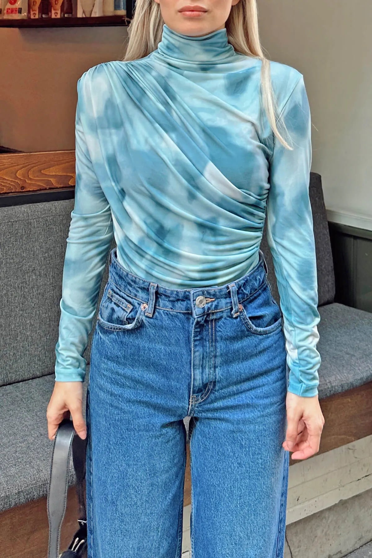 Mavi Batik Desen Yarım Balıkçı Omuz ve Bel Drapeli Kadın Bluz Crop