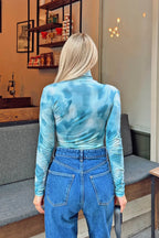 Mavi Batik Desen Yarım Balıkçı Omuz ve Bel Drapeli Kadın Bluz Crop