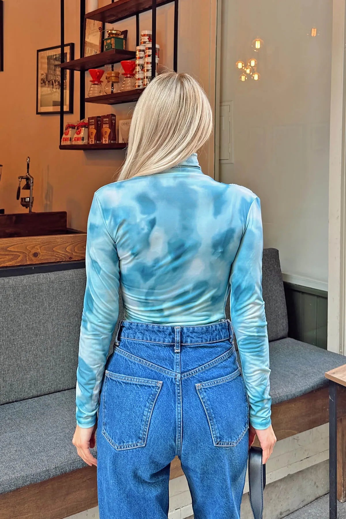 Mavi Batik Desen Yarım Balıkçı Omuz ve Bel Drapeli Kadın Bluz Crop