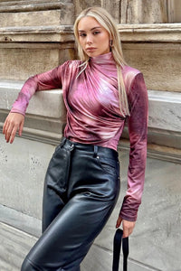 Pembe Batik Desen Yarım Balıkçı Omuz ve Bel Drapeli Kadın Bluz Crop