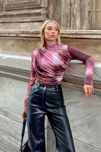 Pembe Batik Desen Yarım Balıkçı Omuz ve Bel Drapeli Kadın Bluz Crop