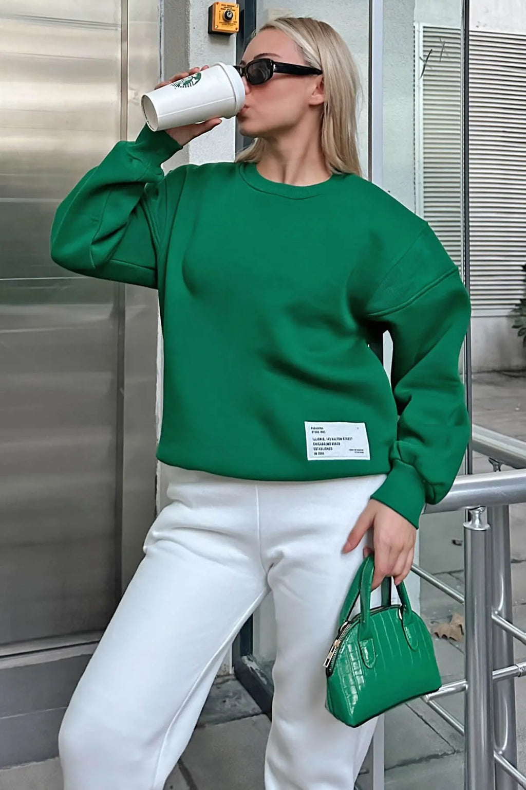 Yeşil Sırt Fermuar Detaylı Armalı Bisiklet Yaka İçi Polarlı Kadın Sweatshirt