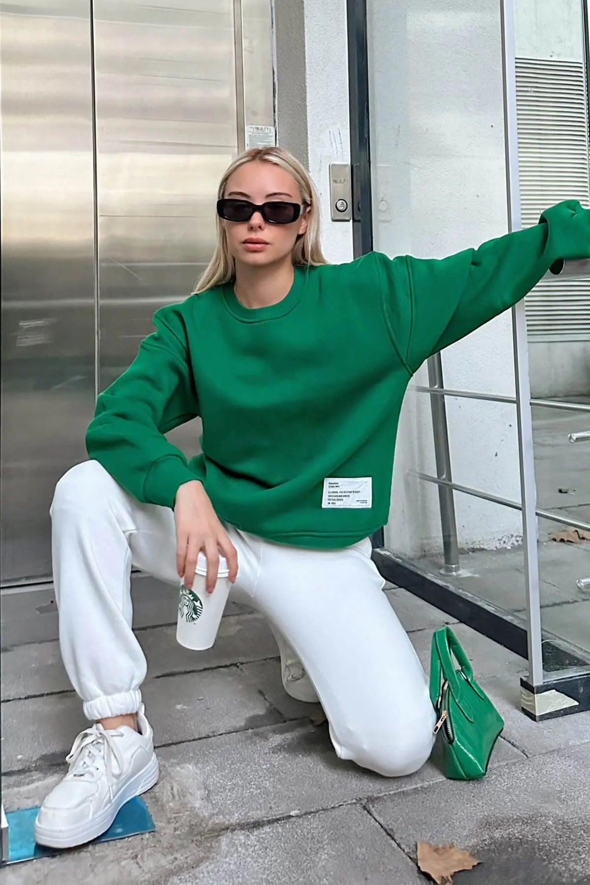 Yeşil Sırt Fermuar Detaylı Armalı Bisiklet Yaka İçi Polarlı Kadın Sweatshirt