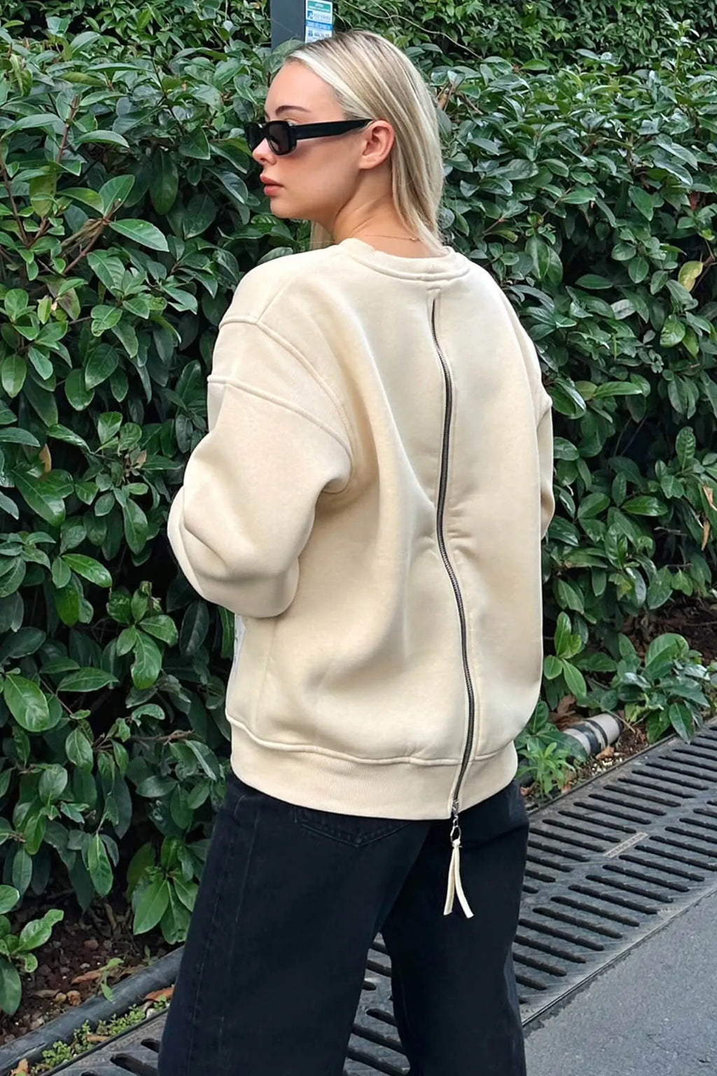 Bej Sırt Fermuar Detaylı Armalı Bisiklet Yaka İçi Polarlı Kadın Sweatshirt