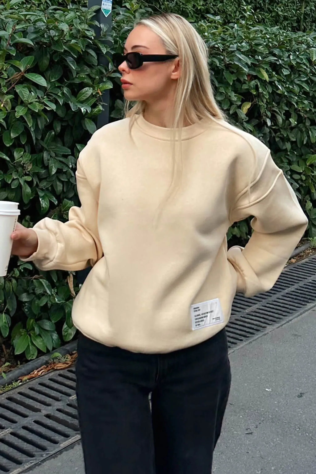 Bej Sırt Fermuar Detaylı Armalı Bisiklet Yaka İçi Polarlı Kadın Sweatshirt