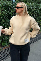 Bej Sırt Fermuar Detaylı Armalı Bisiklet Yaka İçi Polarlı Kadın Sweatshirt