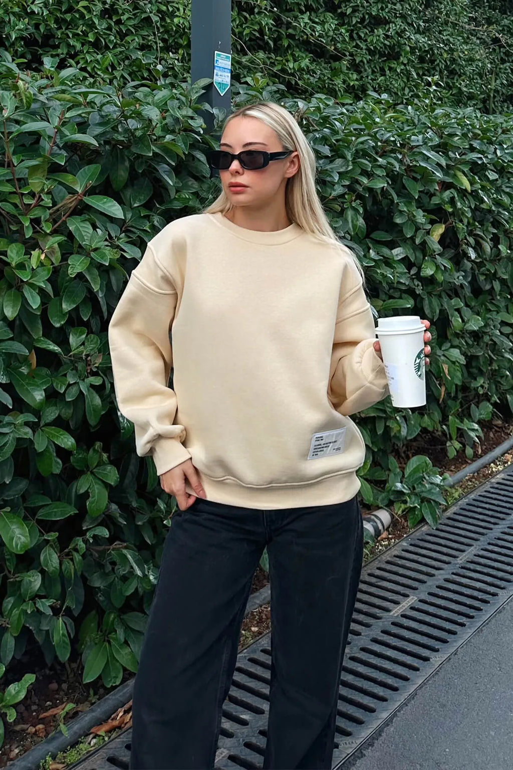Bej Sırt Fermuar Detaylı Armalı Bisiklet Yaka İçi Polarlı Kadın Sweatshirt
