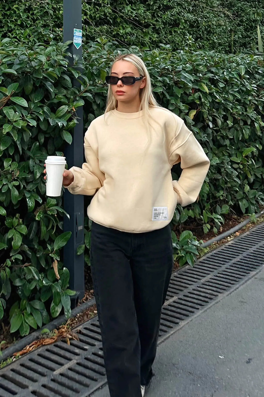 Bej Sırt Fermuar Detaylı Armalı Bisiklet Yaka İçi Polarlı Kadın Sweatshirt