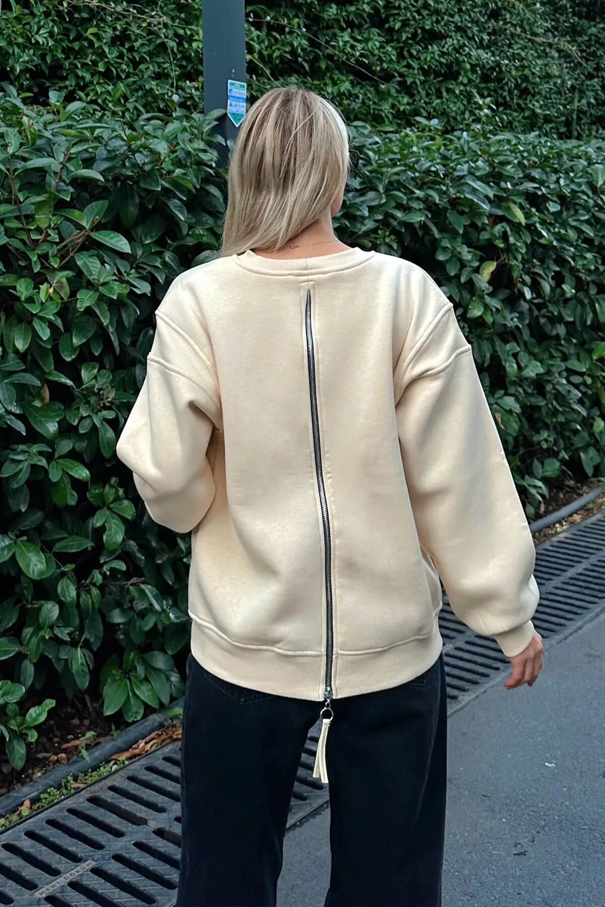 Bej Sırt Fermuar Detaylı Armalı Bisiklet Yaka İçi Polarlı Kadın Sweatshirt