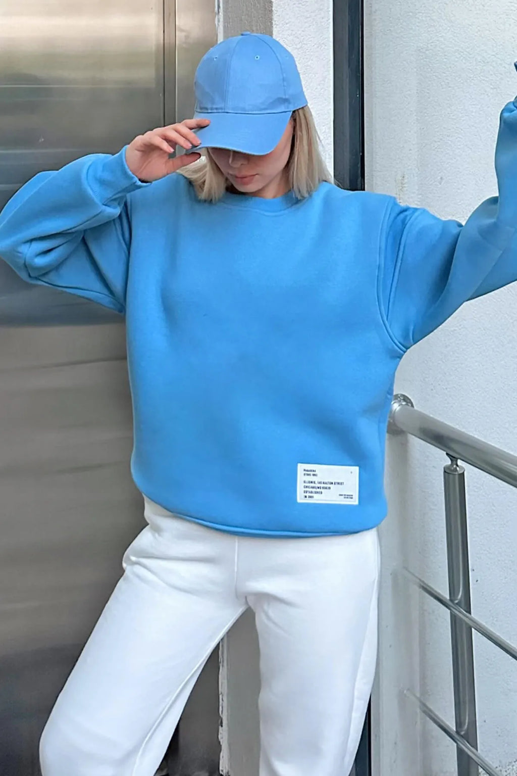 Mavi Sırt Fermuar Detaylı Armalı Bisiklet Yaka İçi Polarlı Kadın Sweatshirt