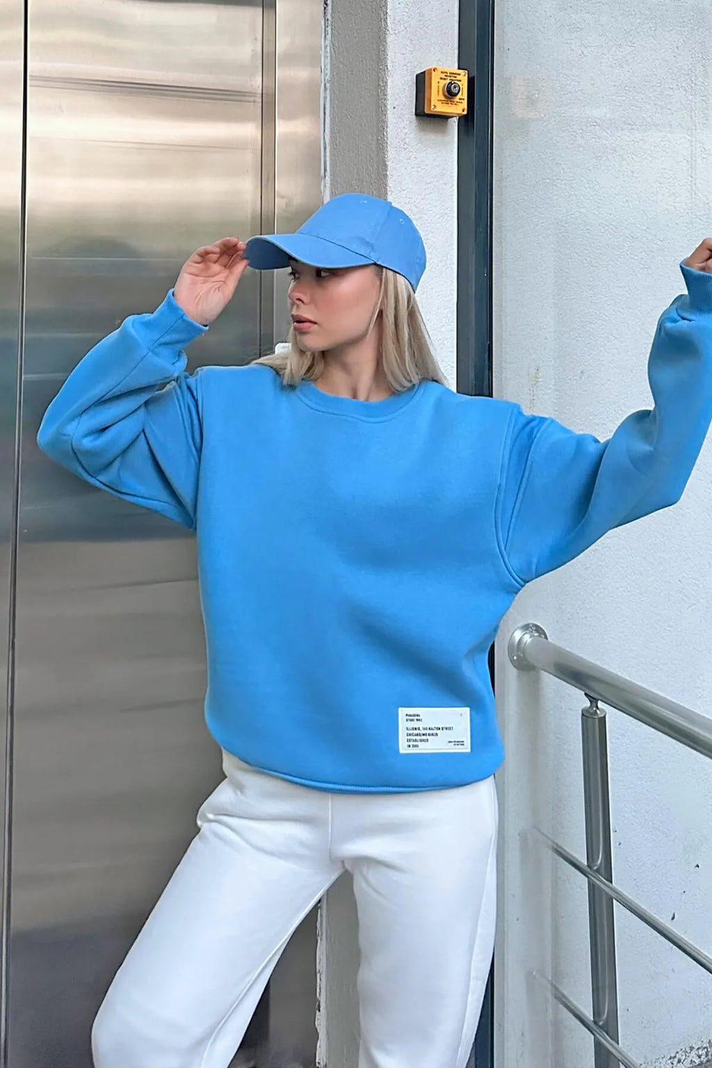 Mavi Sırt Fermuar Detaylı Armalı Bisiklet Yaka İçi Polarlı Kadın Sweatshirt