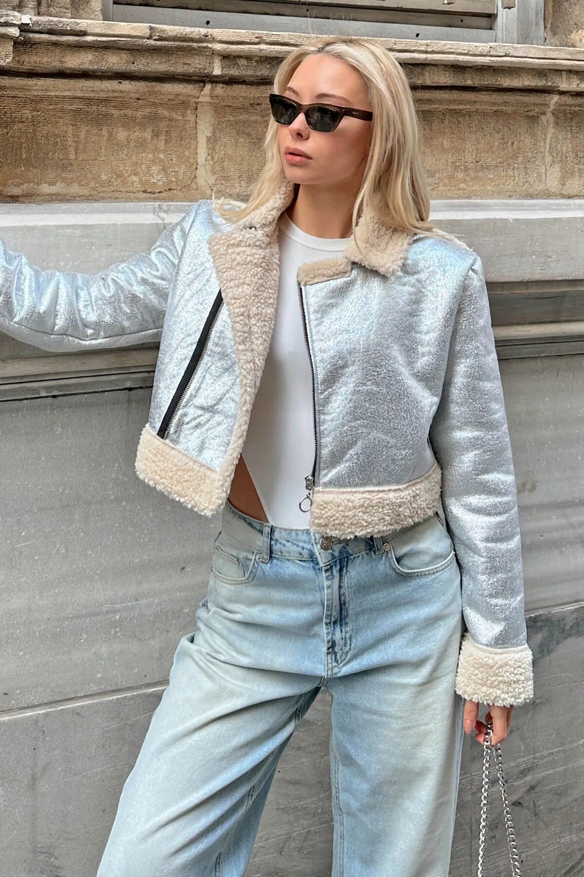 Gri Varaklı İçi Peluş Verev Fermuarlı Kadın Crop Mont