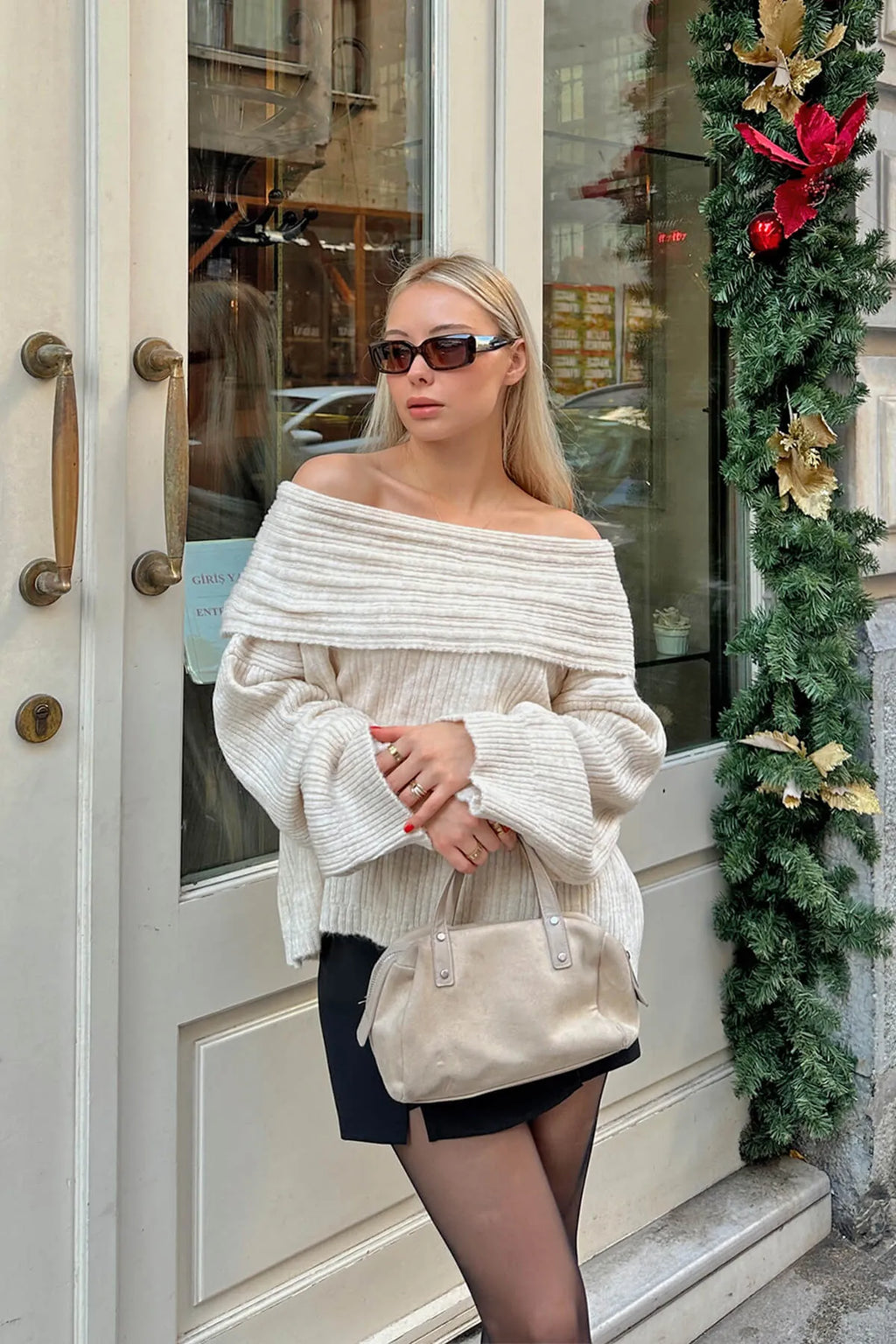 Bej Velvet Madonna Yaka Açık Omuz Kadın Triko Kazak