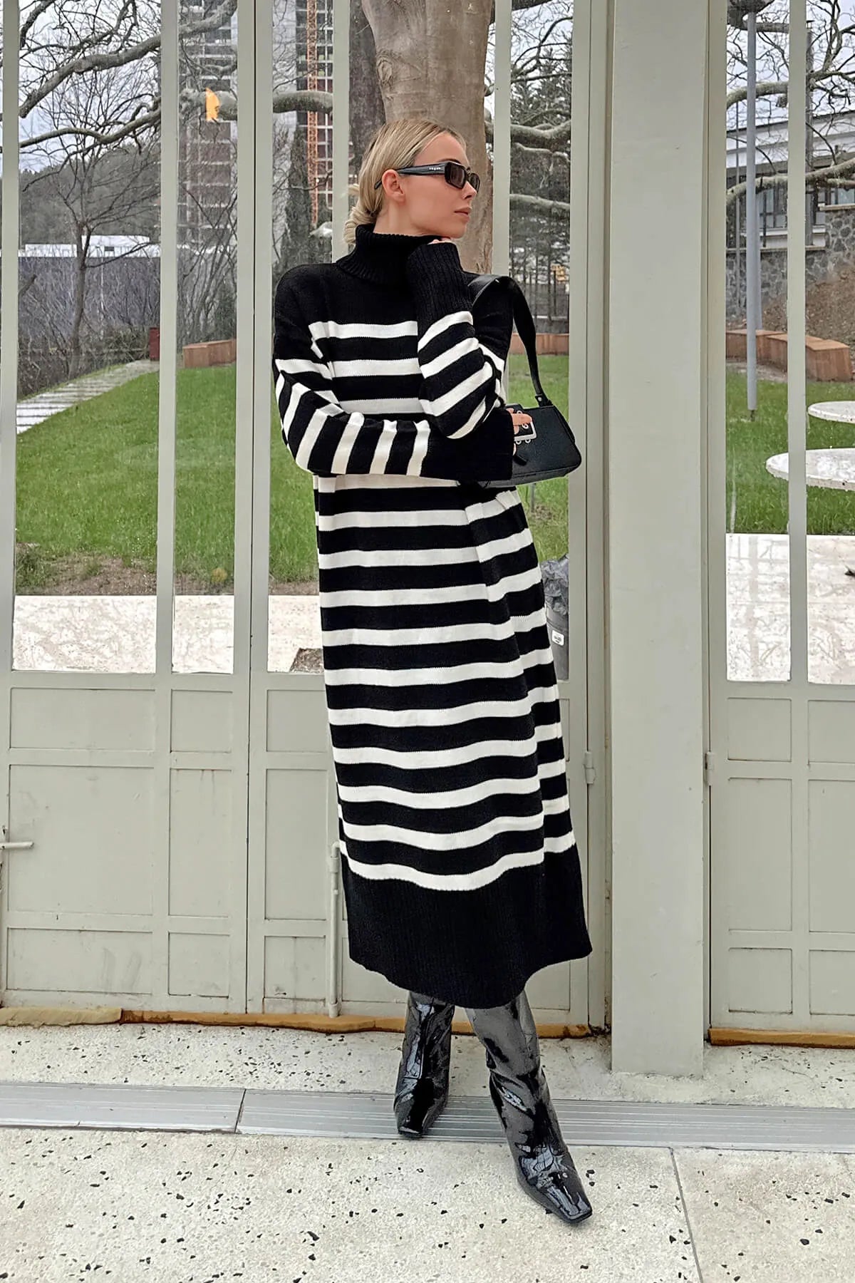 Siyah Balıkçı Yaka Çizgili Örgü Oversize Kadın Midi Triko Elbise