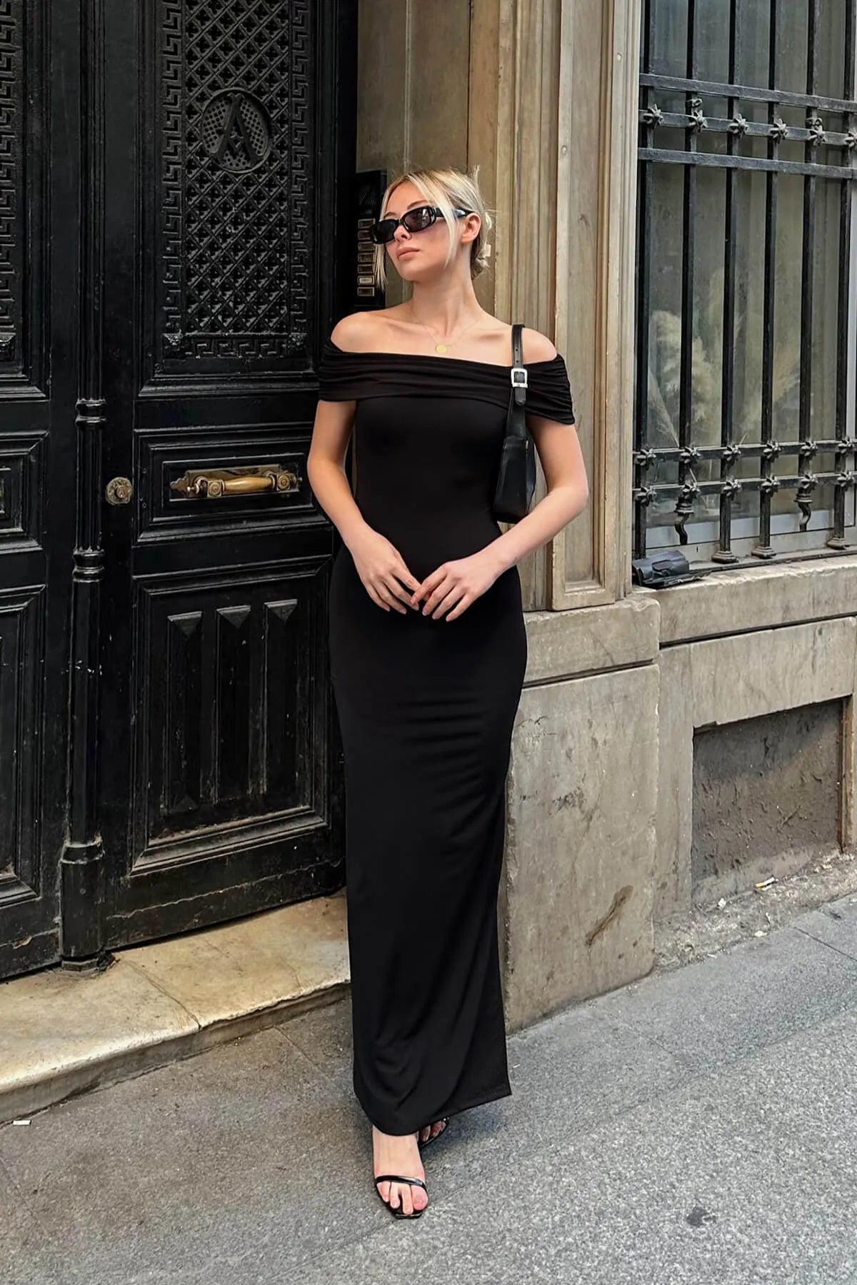 Siyah Omzu Açık Madonna Yaka Kadın Midi Elbise