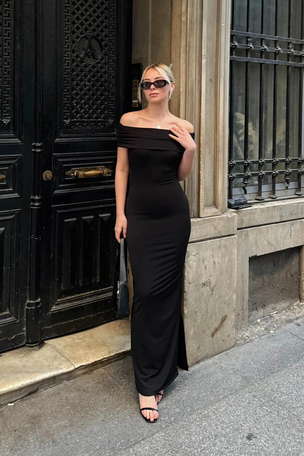 Siyah Omzu Açık Madonna Yaka Kadın Midi Elbise
