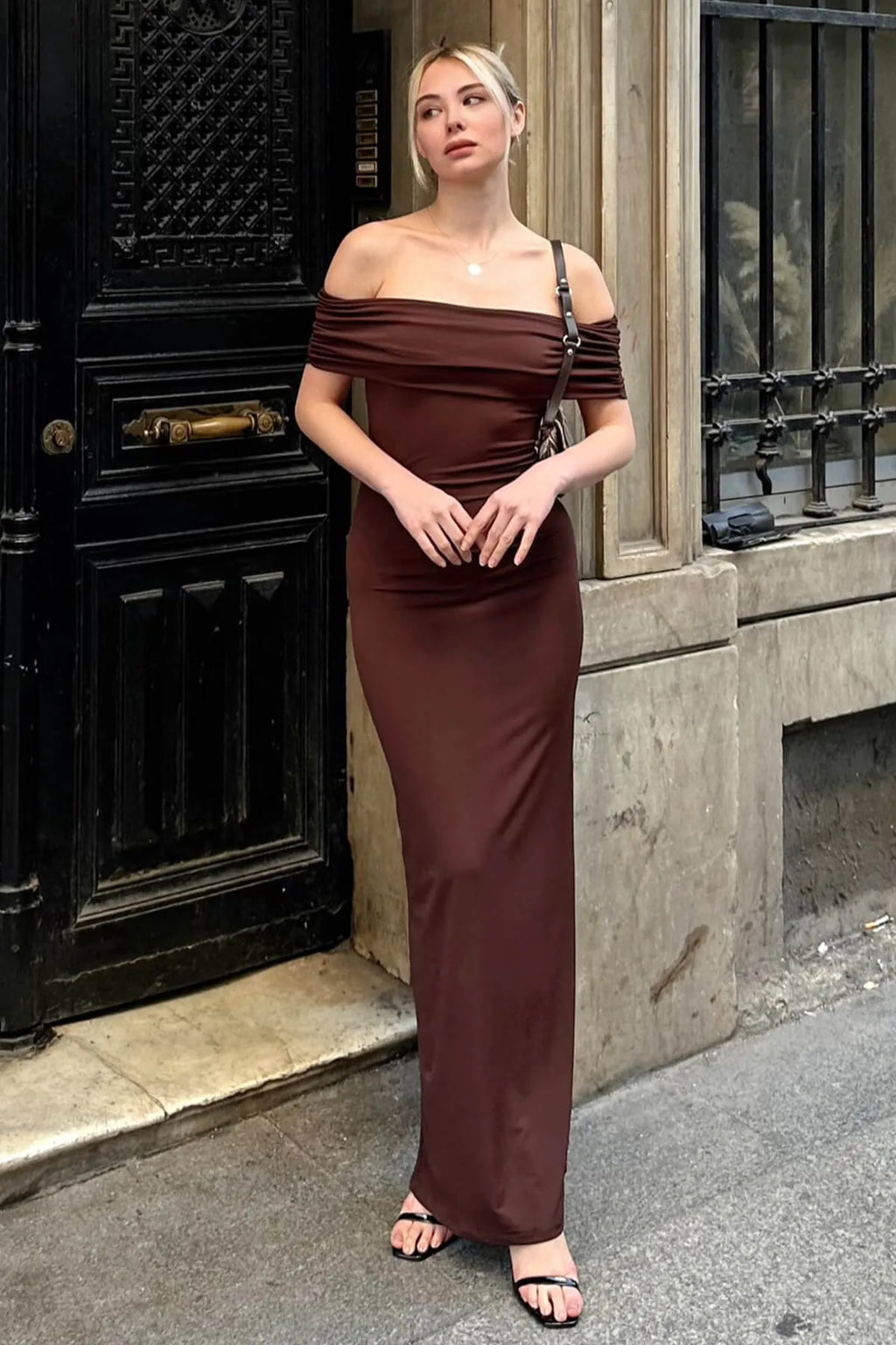 Kahverengi Omzu Açık Madonna Yaka Kadın Midi Elbise