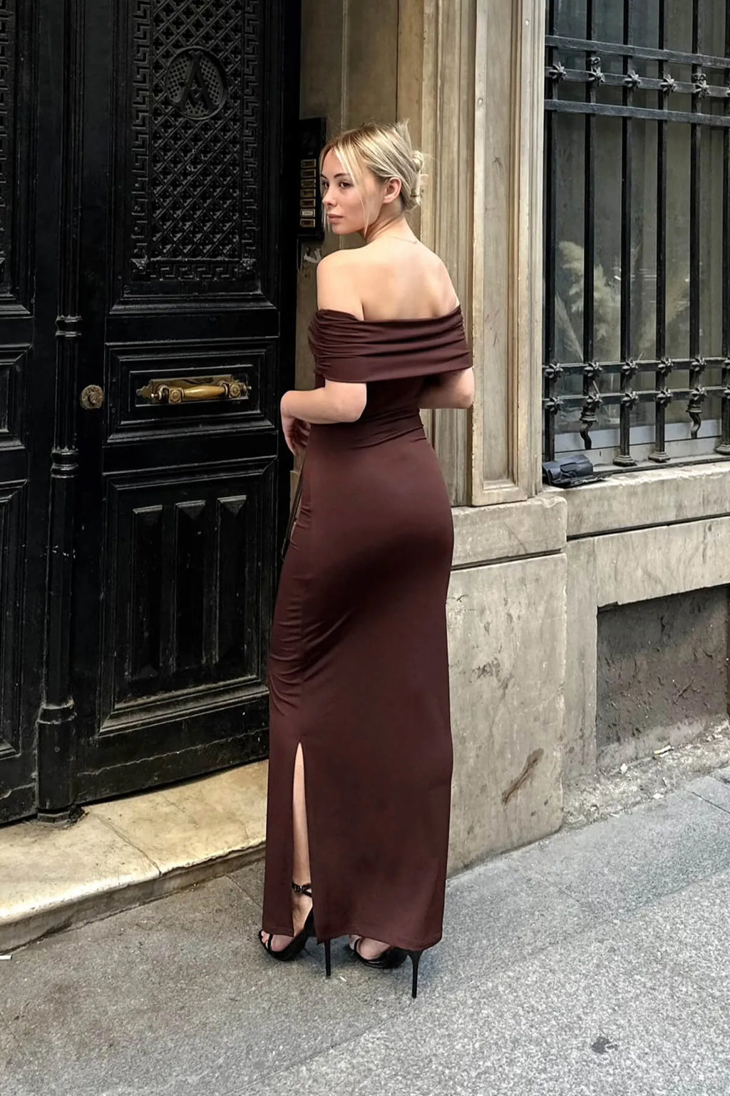 Kahverengi Omzu Açık Madonna Yaka Kadın Midi Elbise