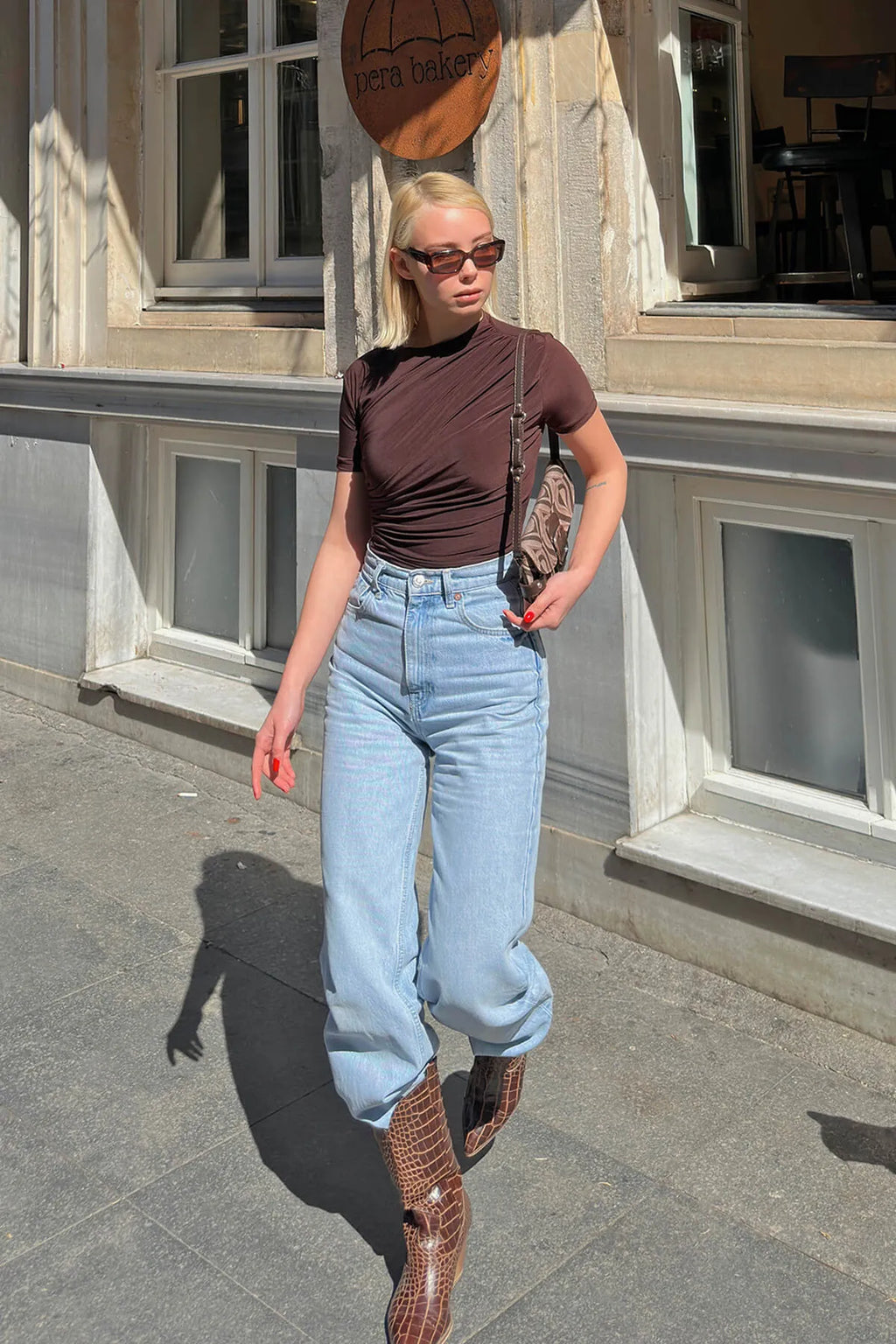 Kahverengi Muse Omuz ve Bel Drapeli Kadın Crop Bluz